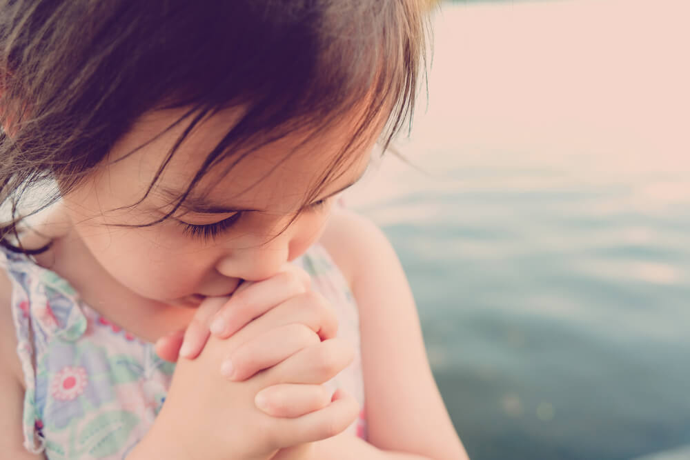 little girl praying