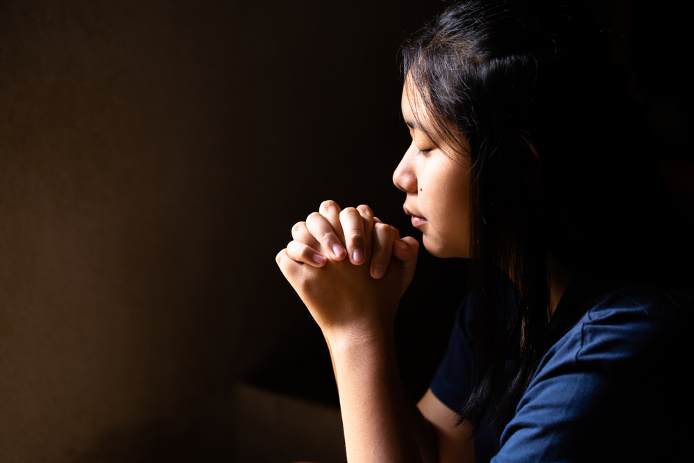 girl prays spiritual communion prayer