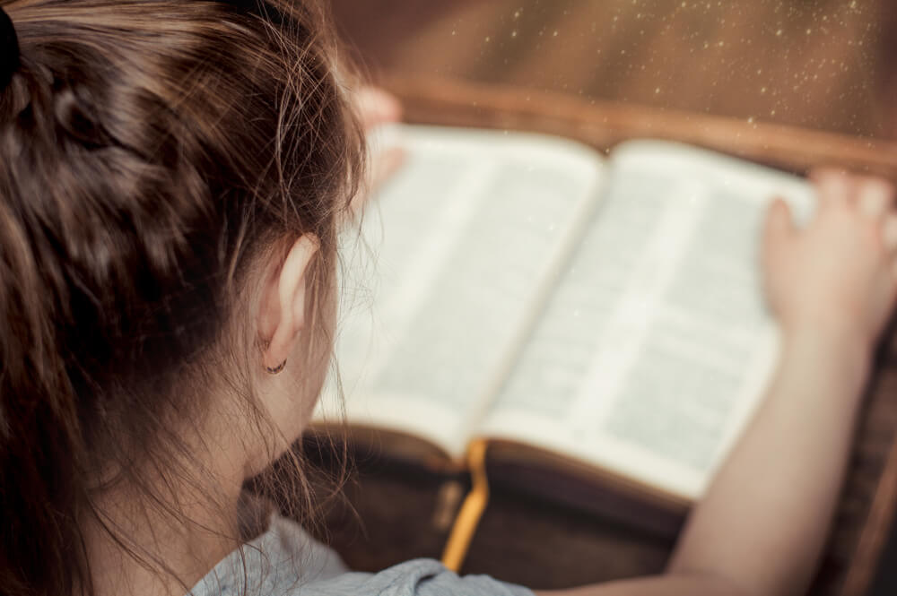 child reading bible