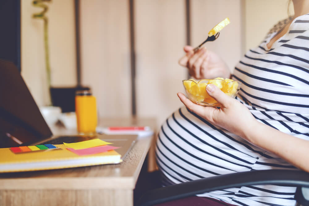 pregnant mom eating, not fasting