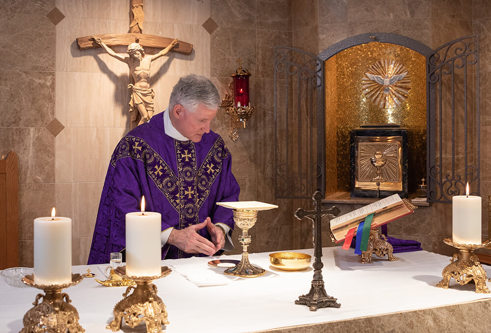 Priest prays secret prayers at mass
