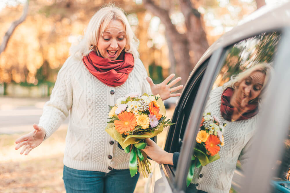 Mom surprised to receive bouquet of flowers