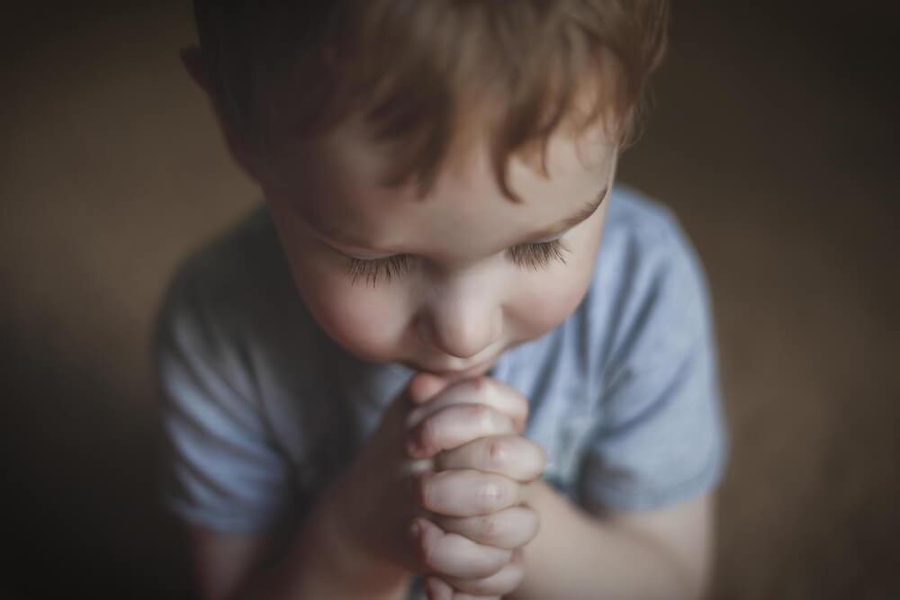 Little boy prays