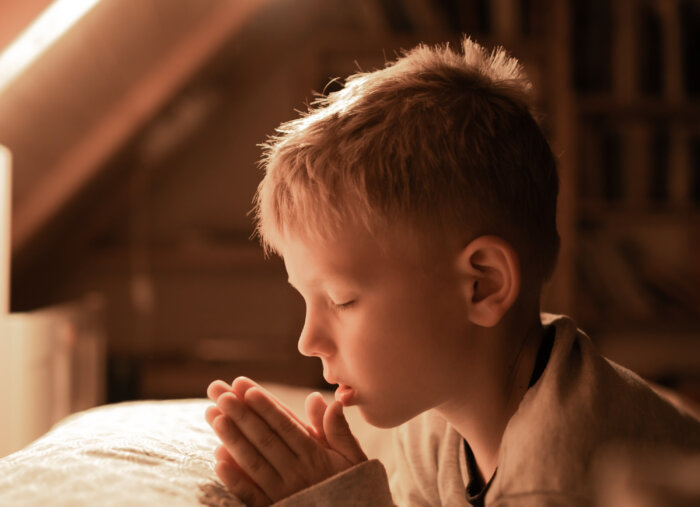 Eli Prays Against Tornadoes (Family Rosary Across America)
