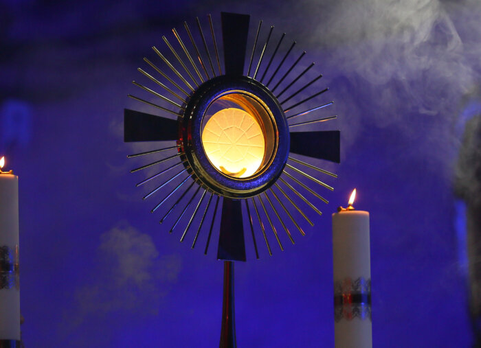 “How Should I Show Reverence to Jesus in the Holy Eucharist?” (The Patrick Madrid Show)